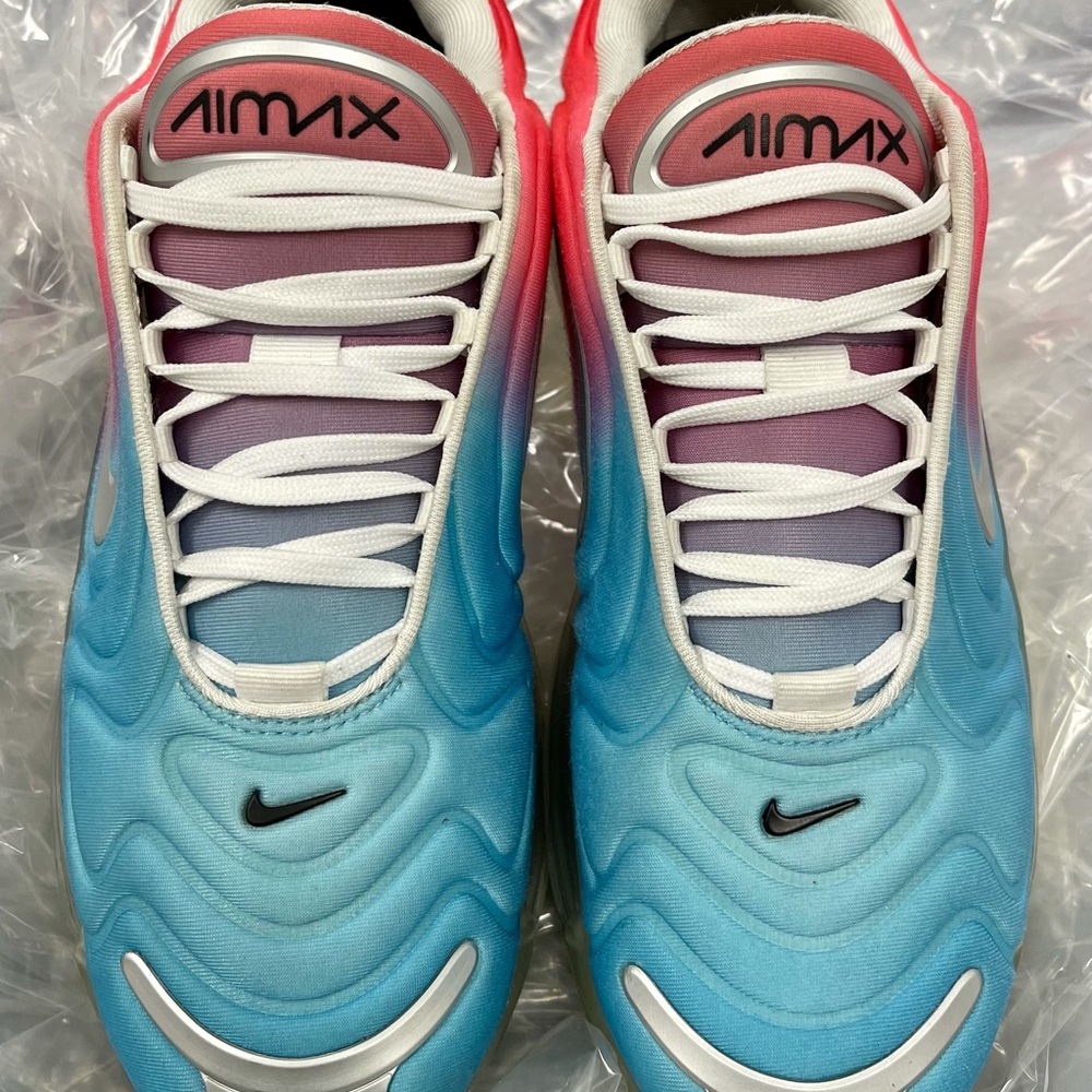 Woman’s Nike Air Max 720 in Pink Sea, size (10)